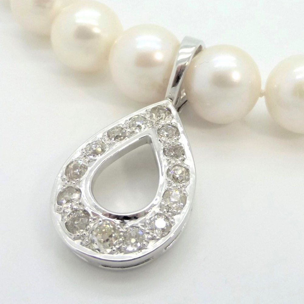 Diamond pendant in white gold