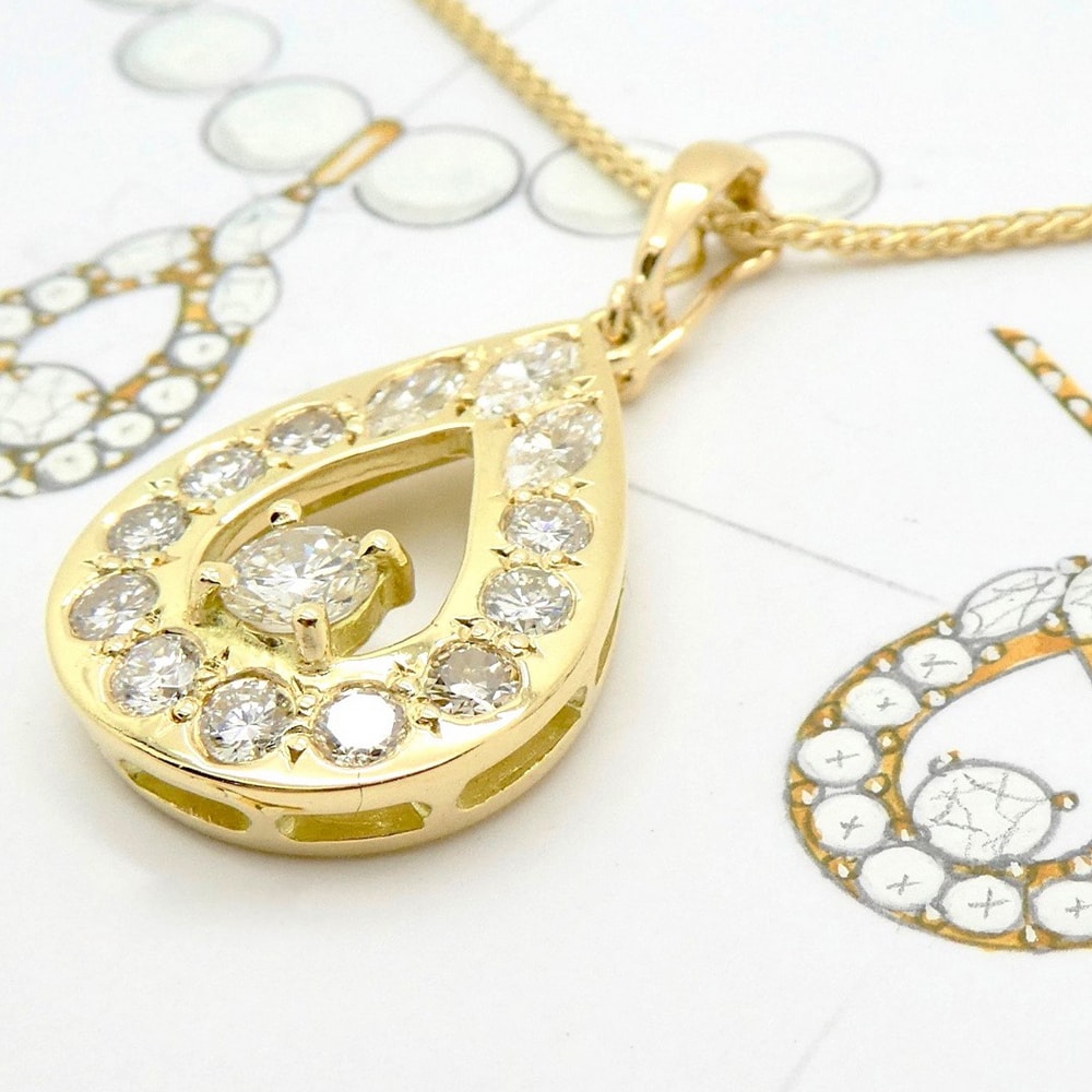 Diamond pendant in yellow gold