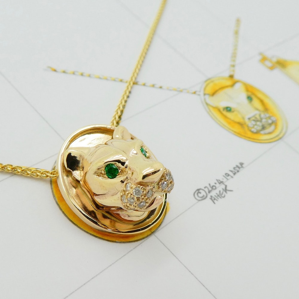 Gold leopard mask pendant set with enerald eyes and diamond snout