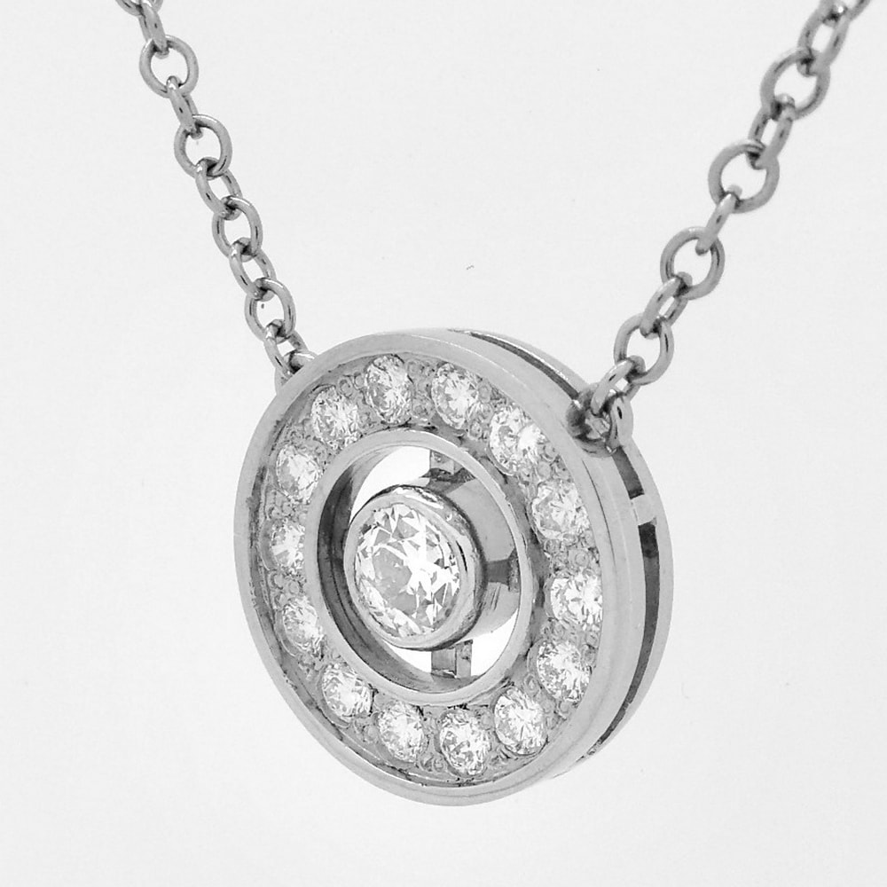 Diamond pendant in white gold