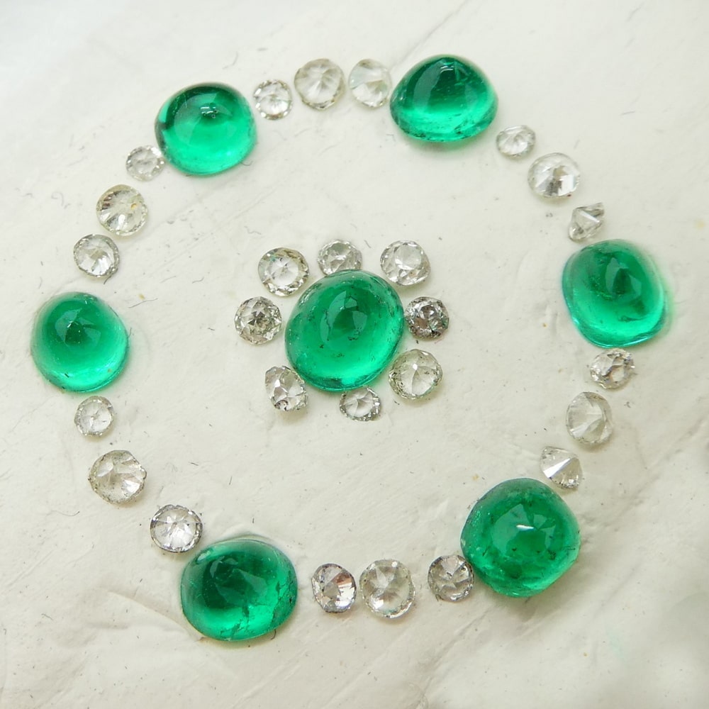 Emerald and diamond pendant stone layout