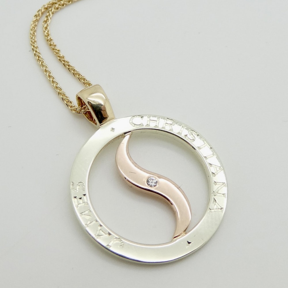 Gold commemorative pendant 3 colour gold engraved