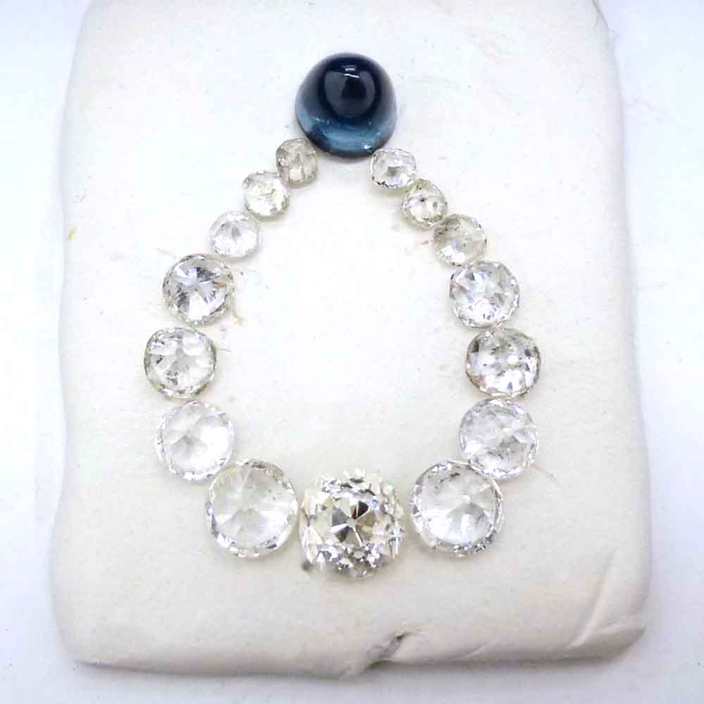 Diamond pendant stone layout