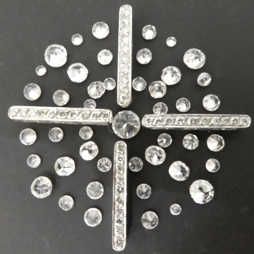 Stone layout diamond pendant