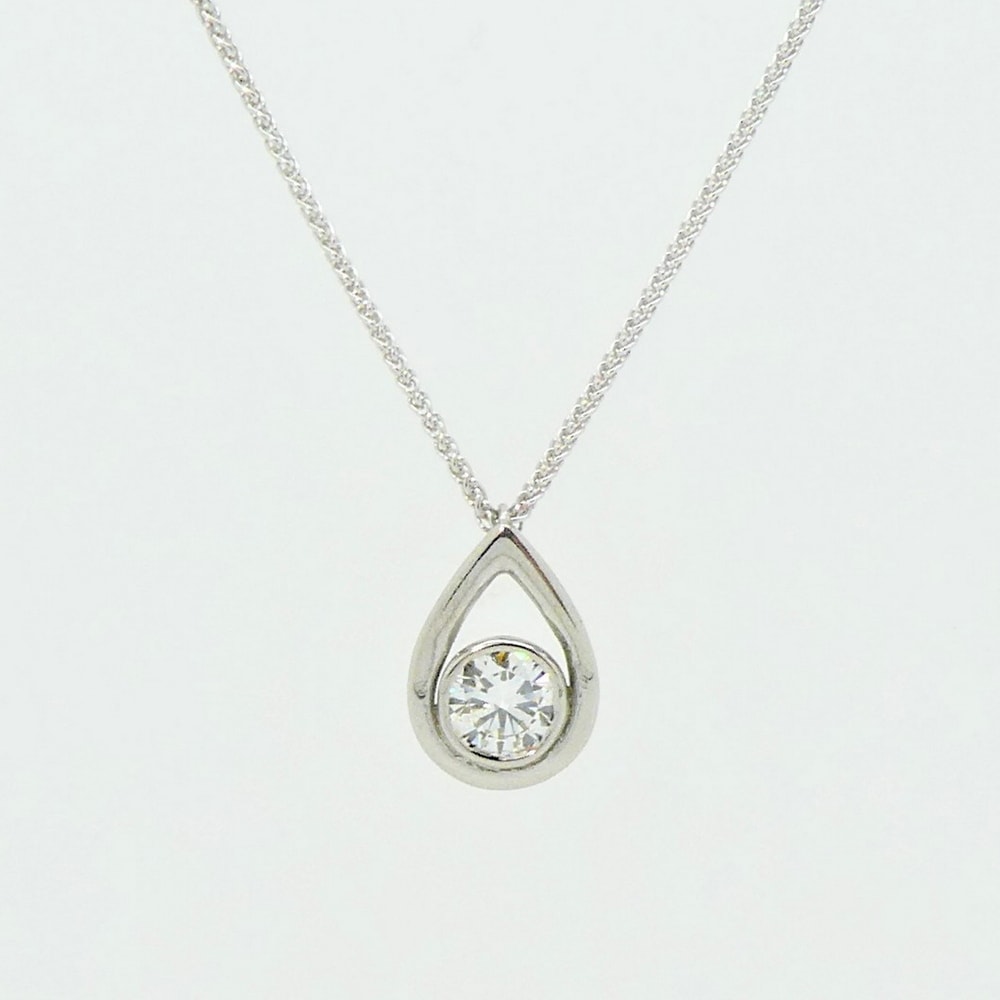 Diamond pendant in white gold