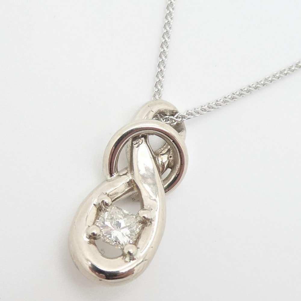 Stylised diamond pendant