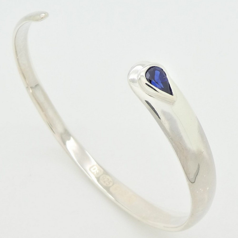 Silver bangle set with sapphire