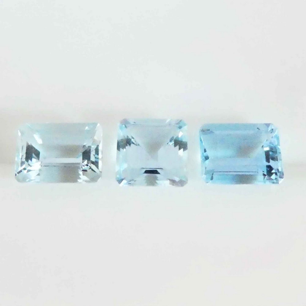 Loose aquamarine stones
